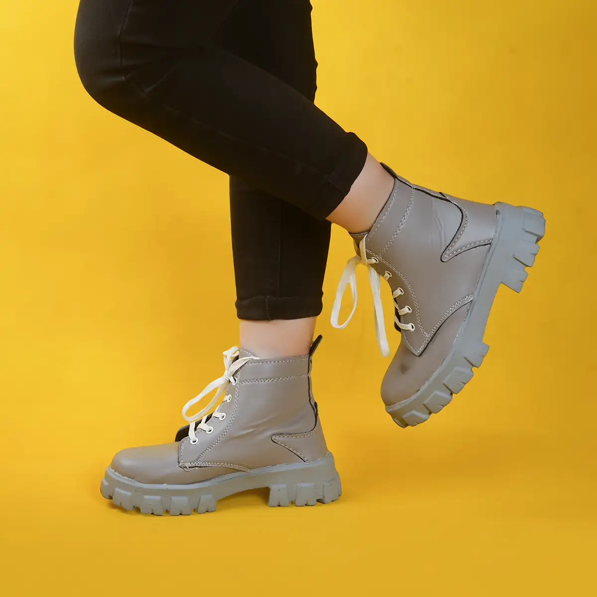 نیم بوت زنانه طوسی مدل Roxana